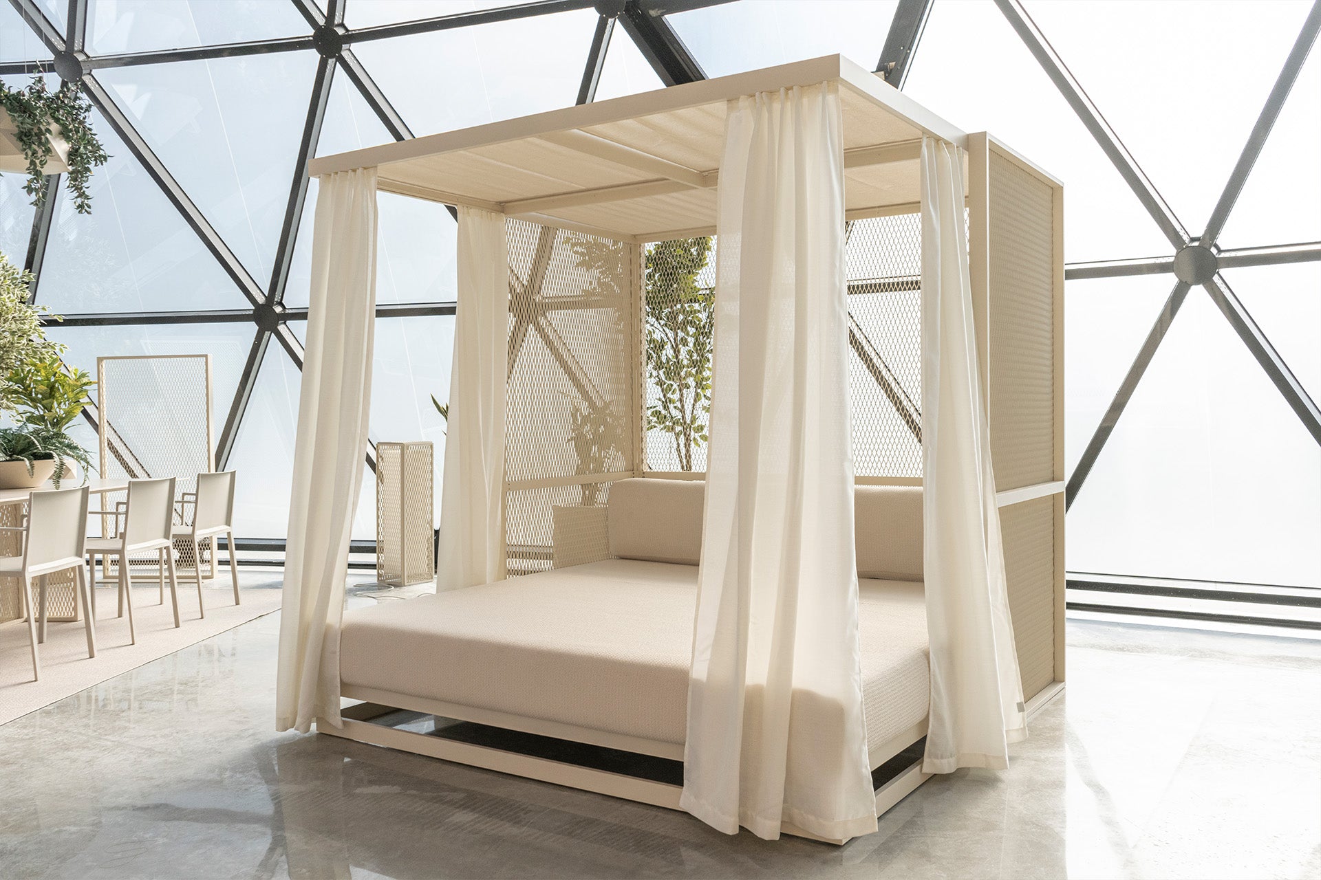 Vondom The Factory Daybed Beige-Ercu – Urbaner Rückzugsort mit Architekturseele