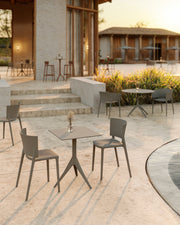 Vondom Africa Chair grau Outdoor Designer Stuhl von Eugeni Quitllet auf moderner Terrasse – wetterfester, UV-beständiger Terrassenstuhl